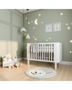 Demonstração do produto tapete decoração quarto infantil ursinho redondo antiderrapante antiácaro antialérgico em um lindo quarto de bebê.